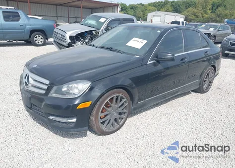 2012 Mercedes-Benz C 300 Sport 4Matic z USA, uszkodzony, nr VIN WDDGF8BB4CA611020